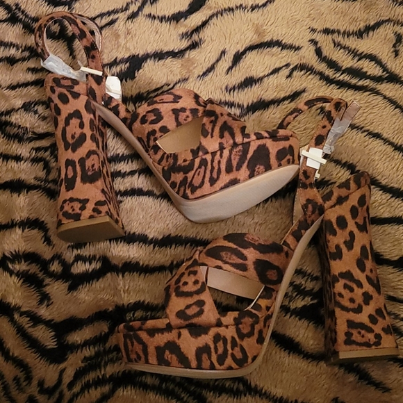 Liliana Leopard Print Platform Heels - Picture 6 of 7